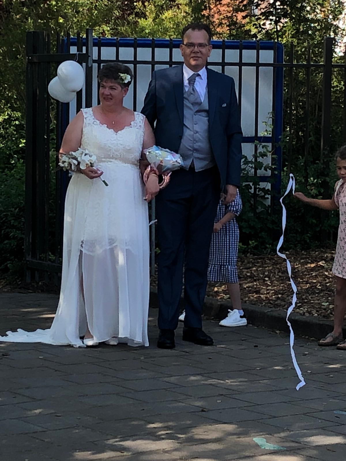 Je bekijkt nu Juf Lé-Anne trouwt met haar Ben. 
